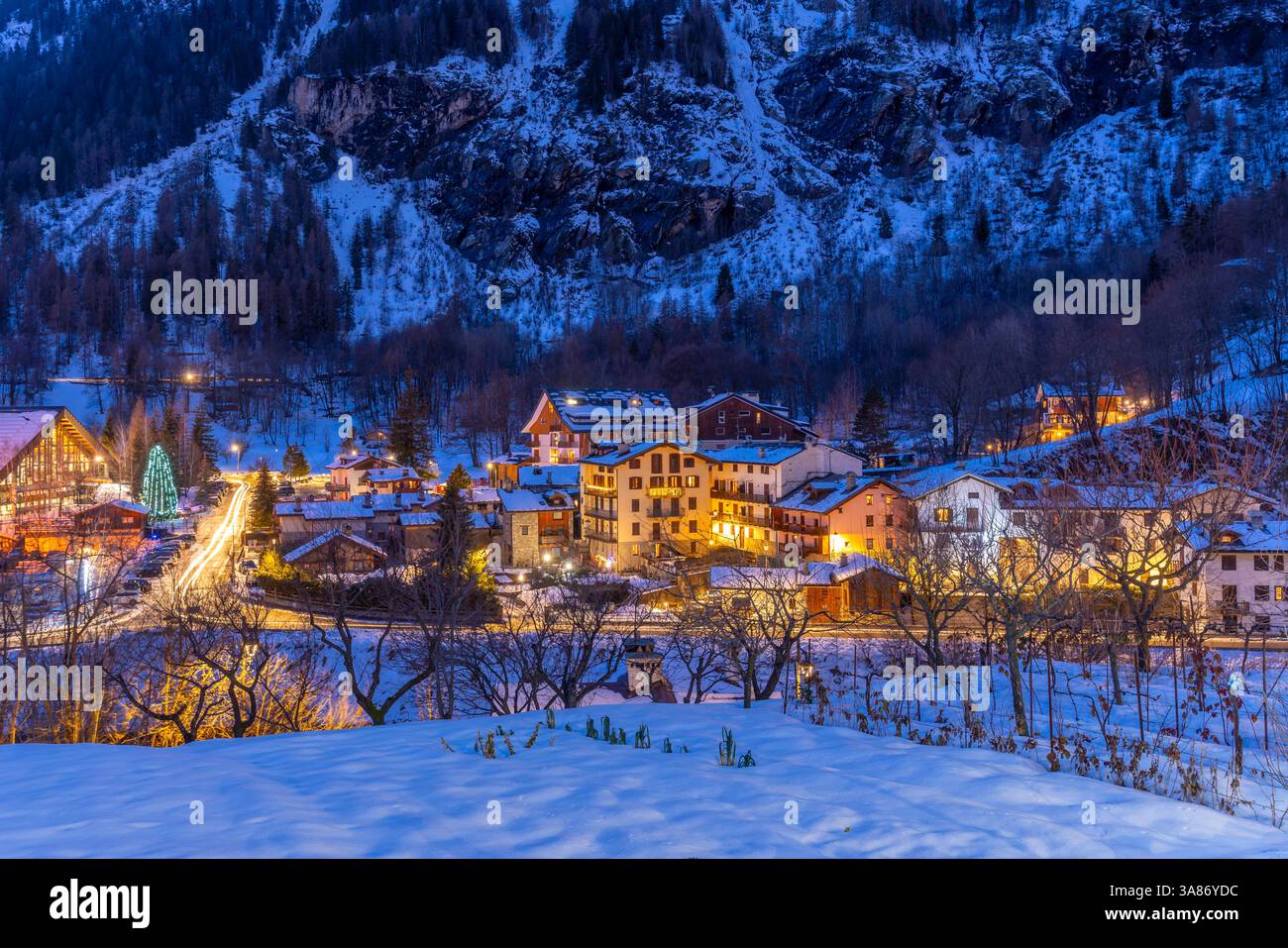 Vista di Dolonne al tramonto in inverno, Courmayeur, Valle d'Aosta, Alpi italiane, Italia Foto Stock