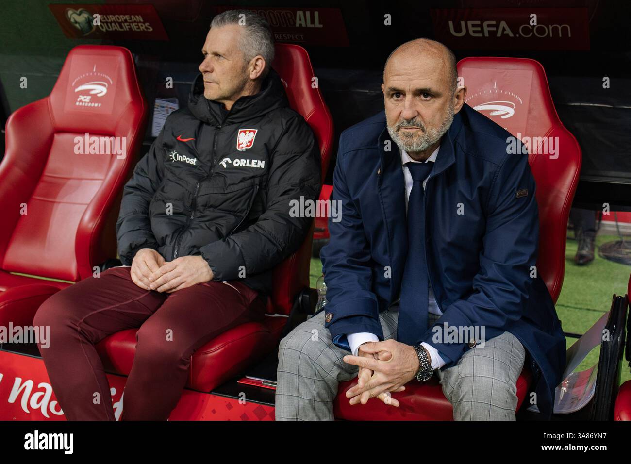 Robert Goralczyk (L) assistente allenatore della Polonia e Michal Probierz (R) allenatore della Polonia sono visti durante le qualificazioni europee per il mondo FIFA 2026 Foto Stock