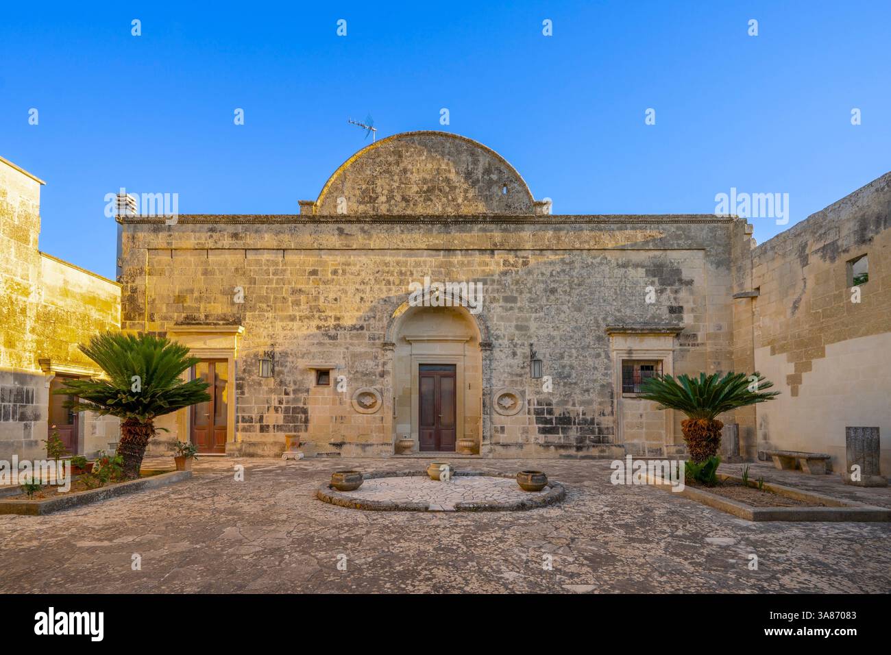 Casa tipica con cortile interno in pietra di Lecce, Melpignano, Lecce, Salento, Puglia, Italia Foto Stock
