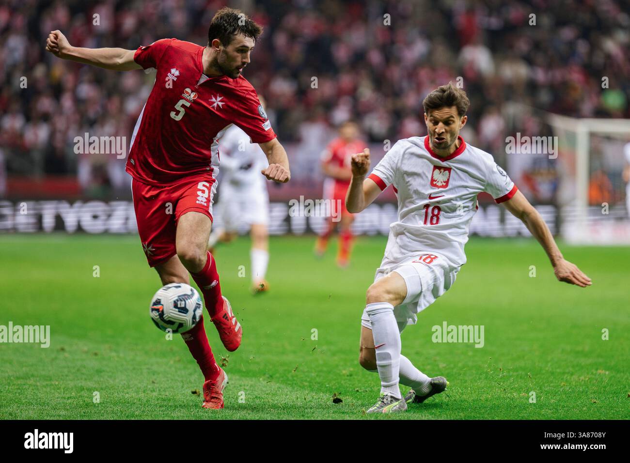 James Carragher (L) di Malta e Bartosz Bereszynski (R) di Polonia sono visti in azione durante le qualificazioni europee per la partita della Coppa del mondo FIFA 2026 Foto Stock