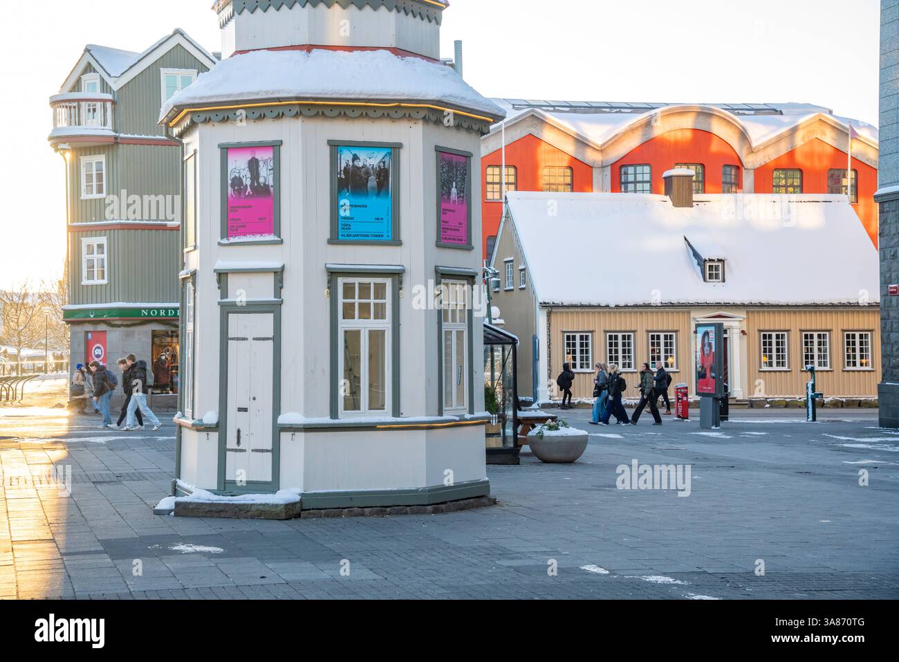 Vista degli edifici colorati nella piazza pubblica di Laekjartorg in una giornata di sole d'inverno, Reykjavik, Islanda Foto Stock