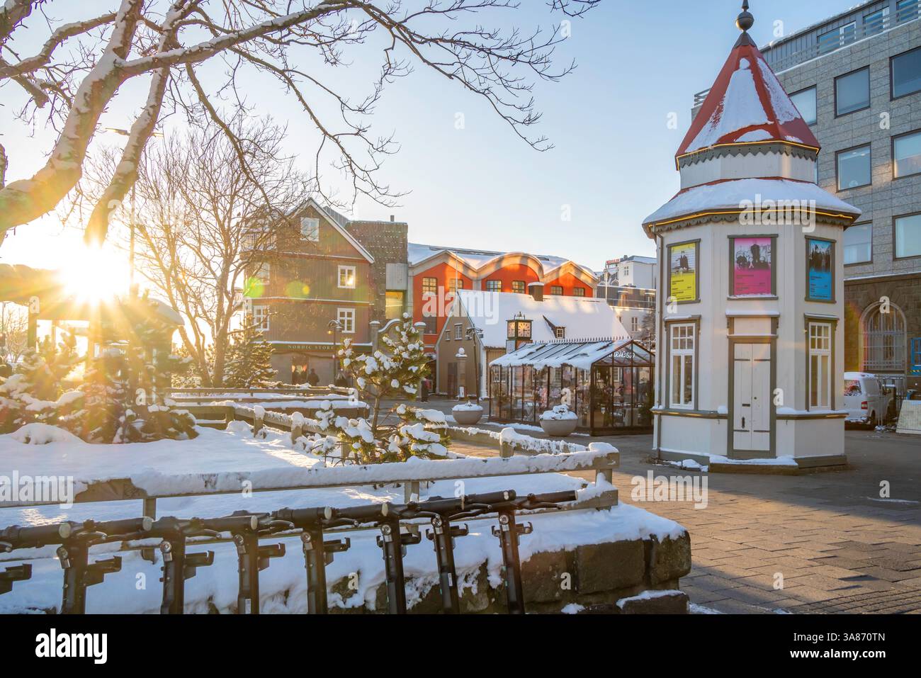 Vista degli edifici colorati nella piazza pubblica di Laejartorg in una giornata di sole d'inverno, Reykjavik, Islanda Foto Stock