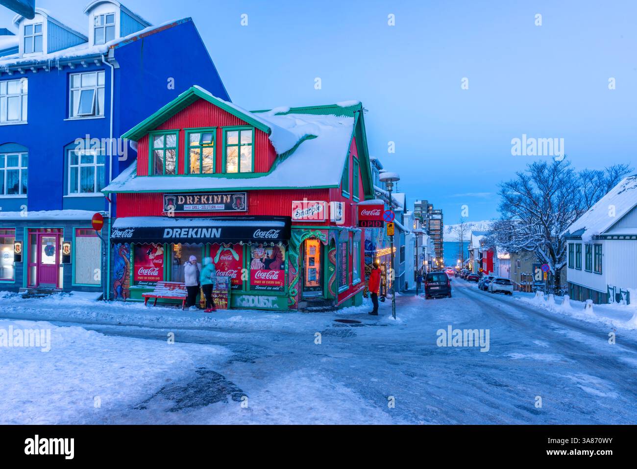 Vista degli edifici colorati nel centro della città al crepuscolo in inverno, Reykjavik, Islanda Foto Stock
