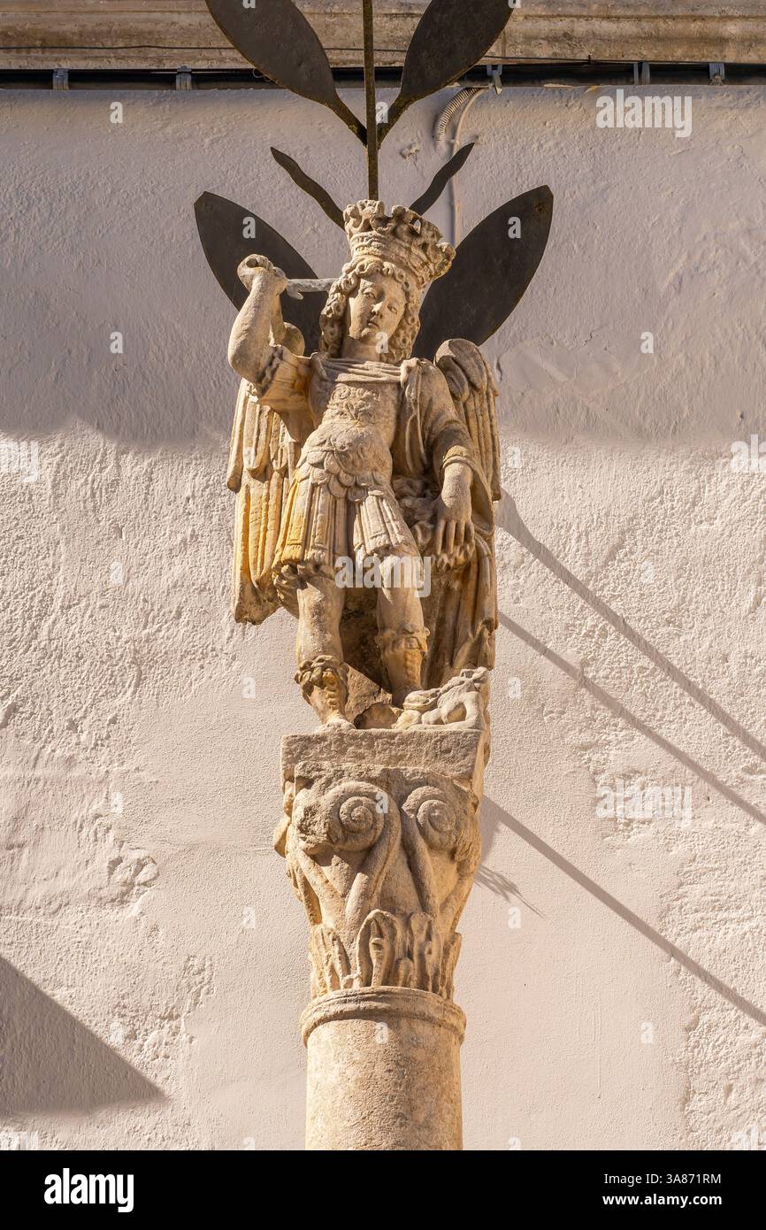 Scultore del Gargano, colonna con San Michele, 1656, Basilica di via reale, Monte Sant'Angelo, UNESCO, Foggia, Puglia, Italia Foto Stock