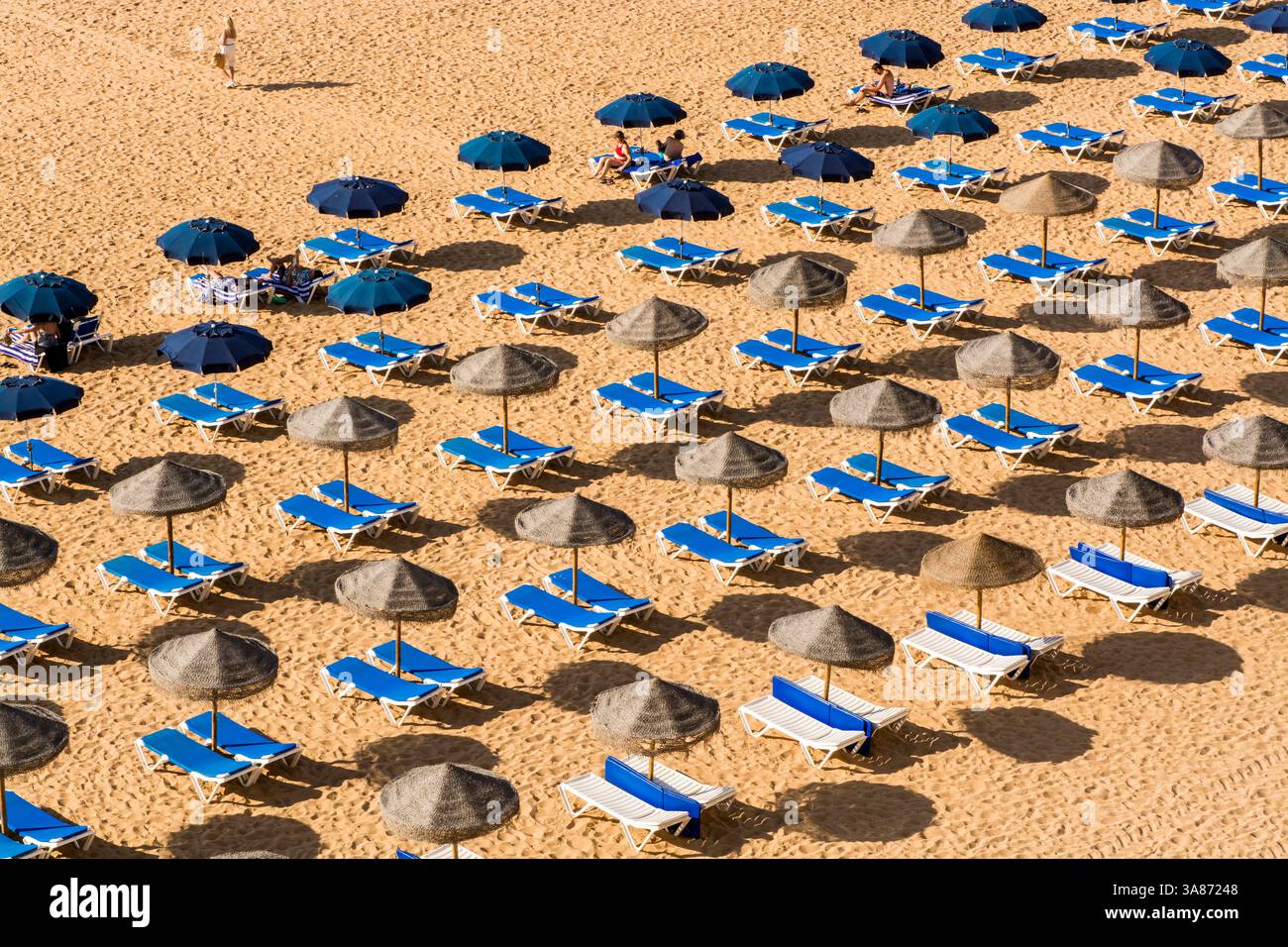 Spiaggia e ombrelloni, Praia dos Pescadores (Spiaggia dei pescatori), Albufeira, quartiere di Faro, Algarve, Portogallo Foto Stock