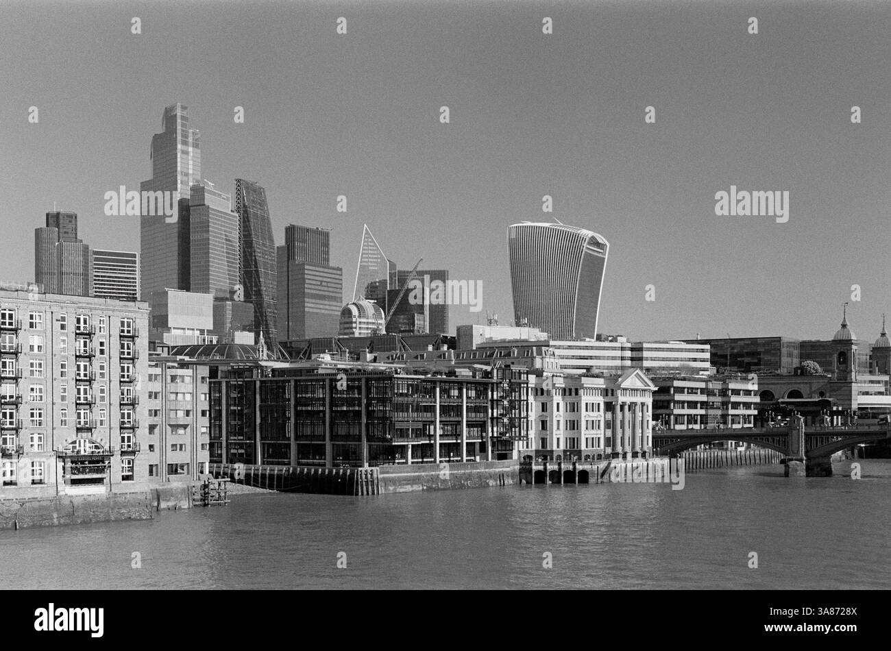 Città di Londra Regno Unito, dal Millennium Bridge, con grattacieli e la Walkie Talkie Tower, guardando a est Foto Stock