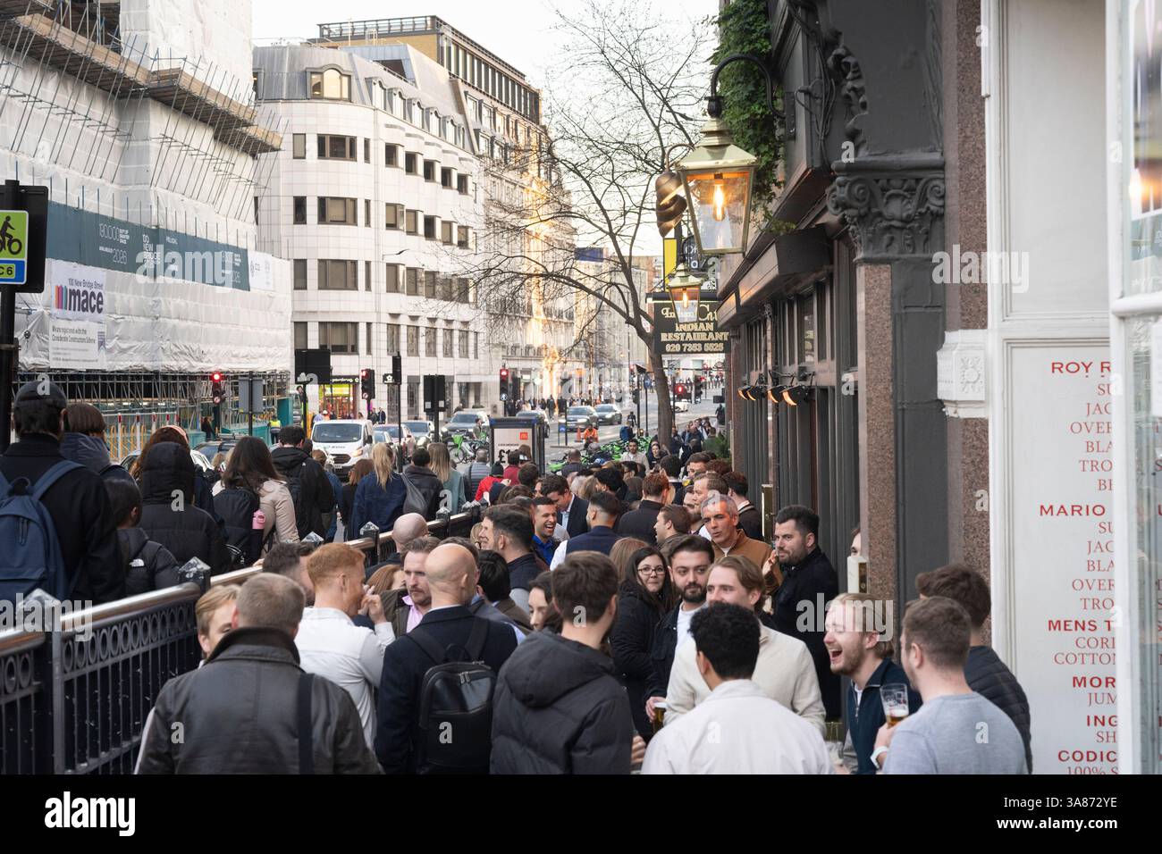 La folla si riunisce fuori 100 New Bridge Street, Londra, vicino al nuovo cantiere del ponte, gustando un drink in un ristorante nelle vicinanze. Foto Stock