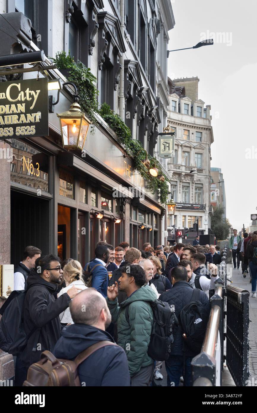 La folla fa la fila fuori dal pub Albion Foto Stock