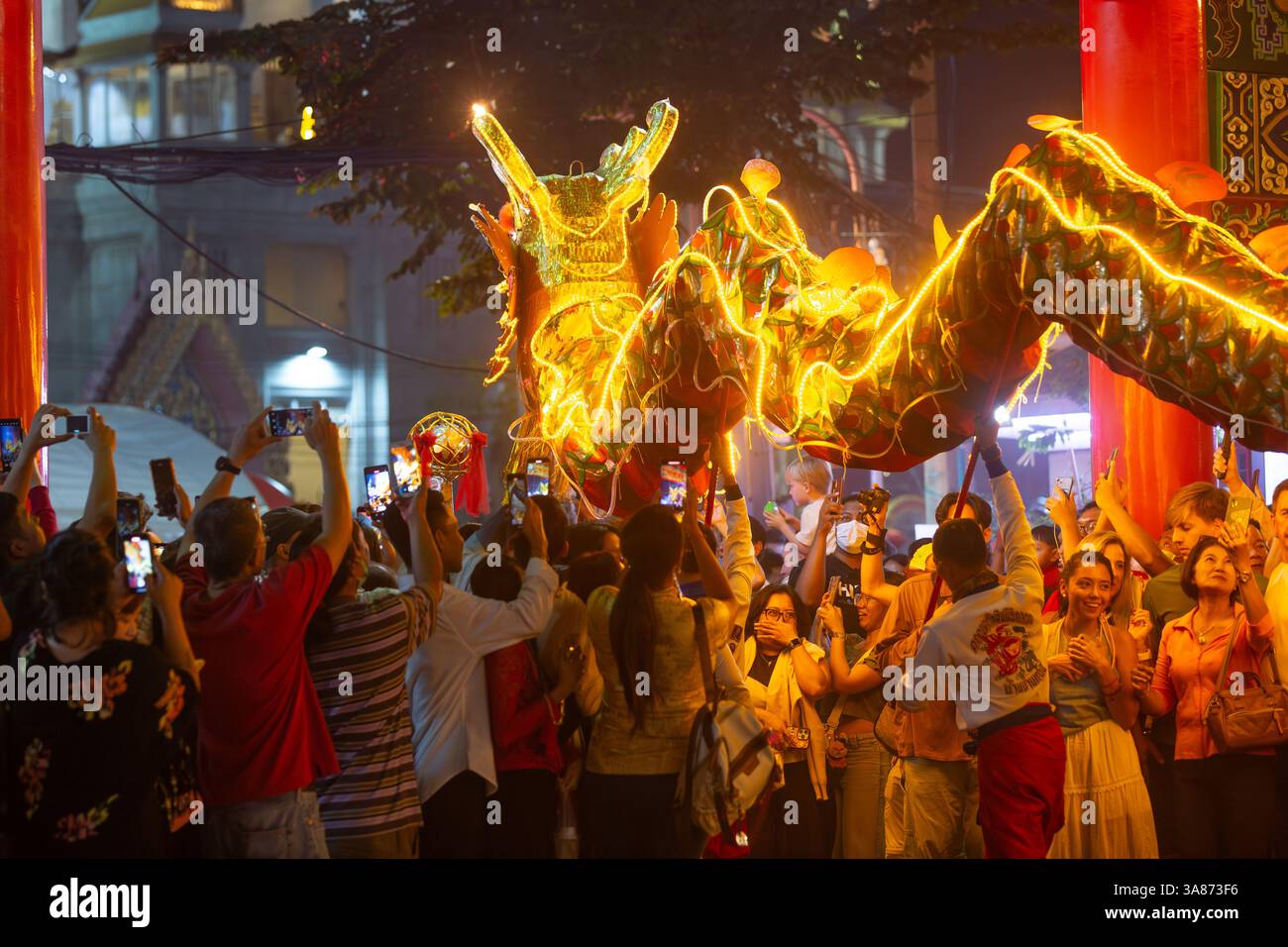 Persone non identificate che celebrano il Capodanno cinese nel gennaio 2025, Bangkok, Thailandia Foto Stock