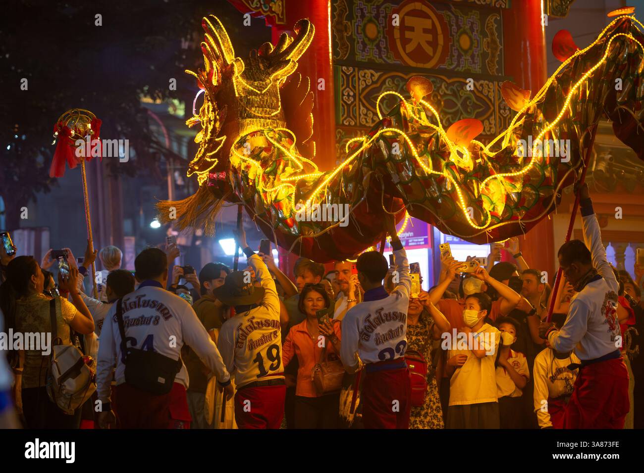 Persone non identificate che celebrano il Capodanno cinese nel gennaio 2025, Bangkok, Thailandia Foto Stock