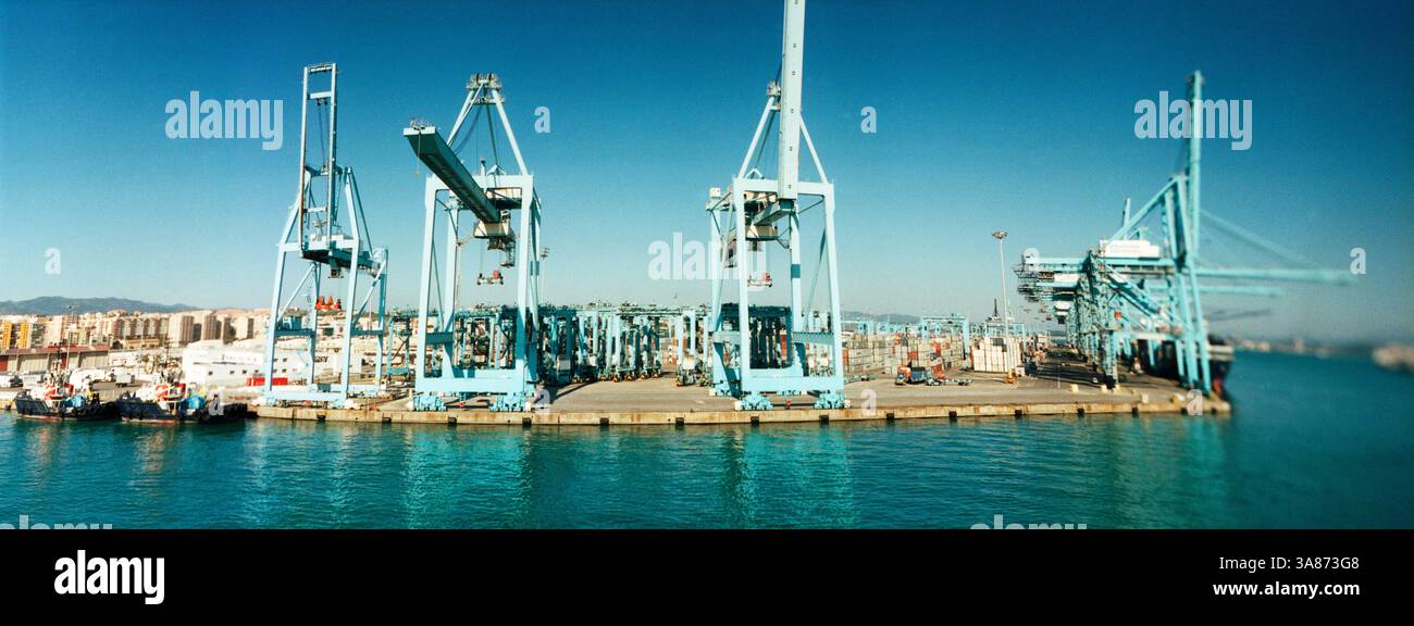 Vista panoramica dei moli sul lato spagnolo del traghetto transcontinentale da Algeciras, Spagna, a Tangeri, Marocco Foto Stock