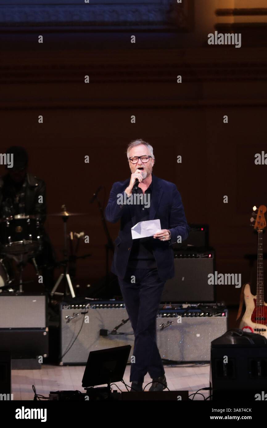 NEW YORK, NEW YORK - 26 MARZO 2025: Michael Dorf ha preso il palco alla Carnegie Hall for People Have the Power: A Celebration of Patti Smith, un elettrizzante tributo al leggendario artista. L'evento, presentato da Michael Dorf, ha onorato il profondo impatto di Smith sulla musica, la poesia e l'attivismo, riunendo una formazione all-star per eseguire le sue canzoni più iconiche. (Foto: Giada Papini Rampelotto/EuropaNewswire). Foto Stock