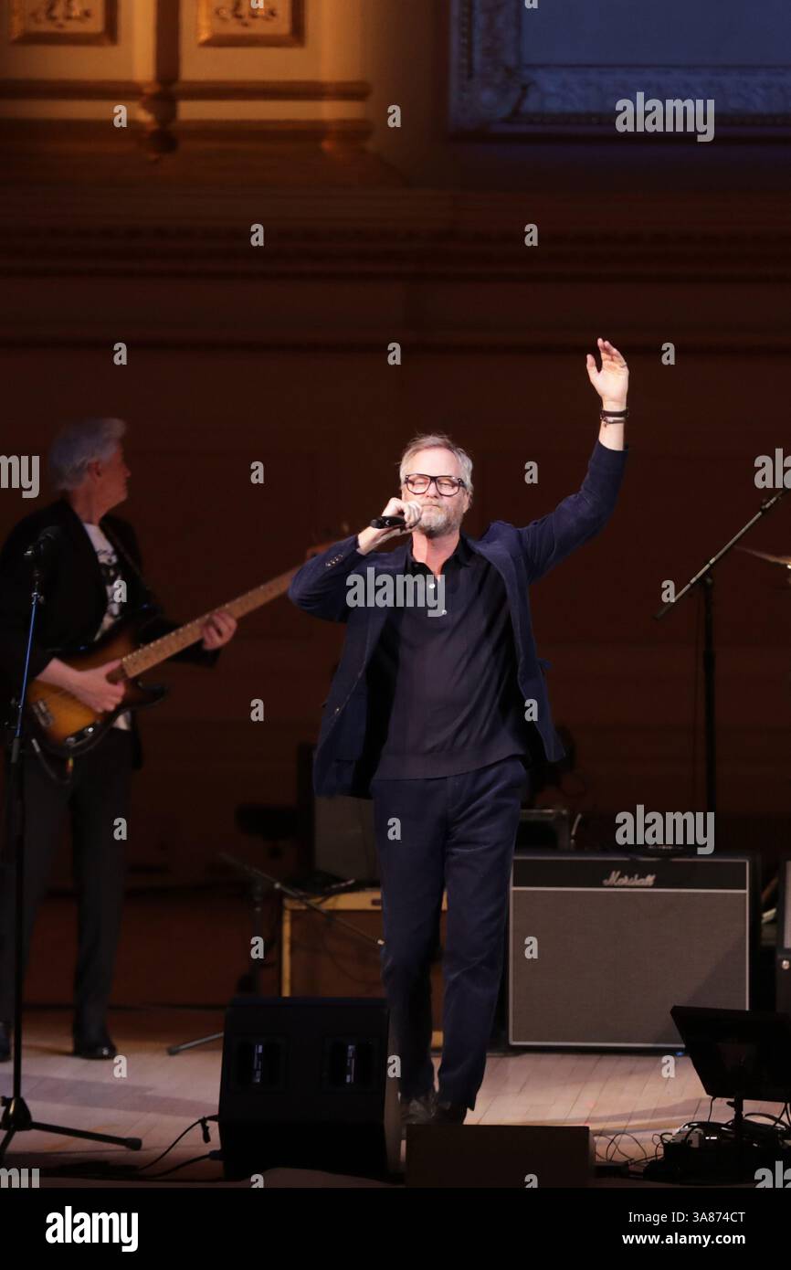 NEW YORK, NEW YORK - 26 MARZO 2025: Michael Dorf ha preso il palco alla Carnegie Hall for People Have the Power: A Celebration of Patti Smith, un elettrizzante tributo al leggendario artista. L'evento, presentato da Michael Dorf, ha onorato il profondo impatto di Smith sulla musica, la poesia e l'attivismo, riunendo una formazione all-star per eseguire le sue canzoni più iconiche. (Foto: Giada Papini Rampelotto/EuropaNewswire). Foto Stock