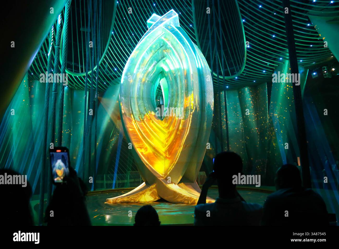 Vista completa del contrappeso della Torre di Shanghai con sagome dei visitatori che catturano il momento (Shanghai, Cina) - 9 settembre 2024 Foto Stock