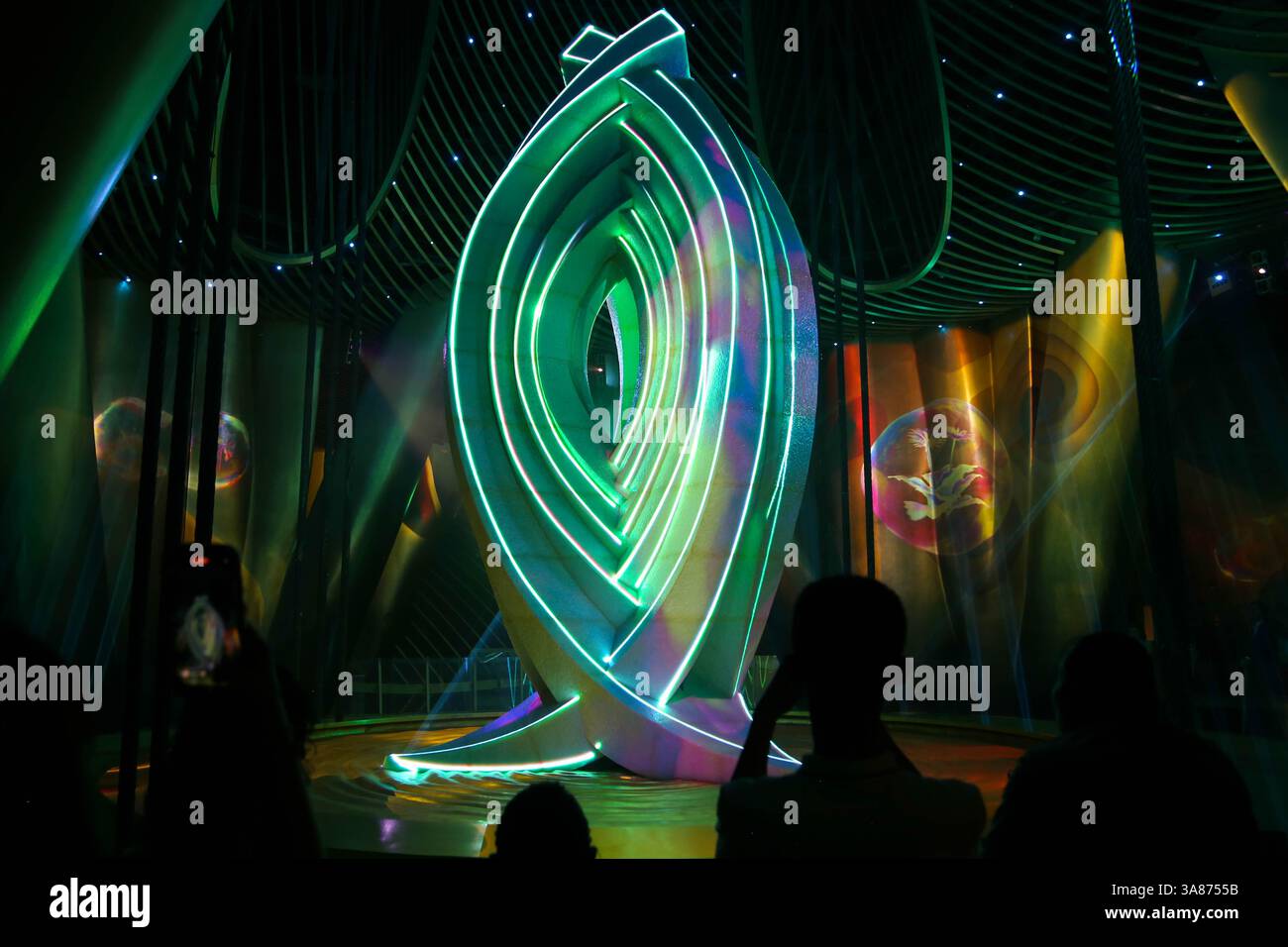 Contrappeso della Torre di Shanghai evidenziato da bordi definiti a laser (Shanghai, Cina) - 9 settembre 2024 Foto Stock