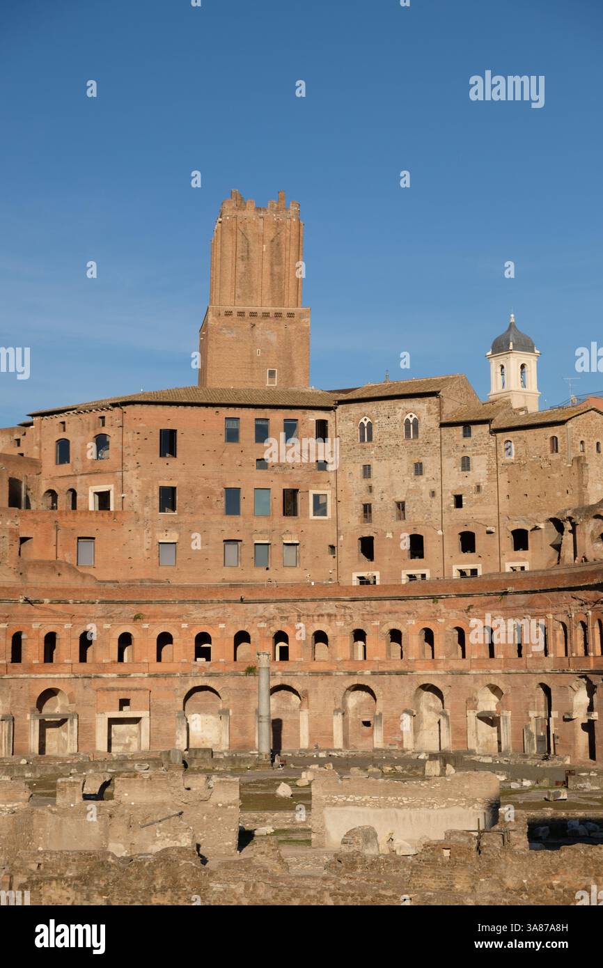 Una vista delle rovine del mercato di Traiano (mercati di Traiano) a Roma, un complesso degli inizi del II secolo d.C. commissionato dall'imperatore Traiano, che fungeva da Foto Stock