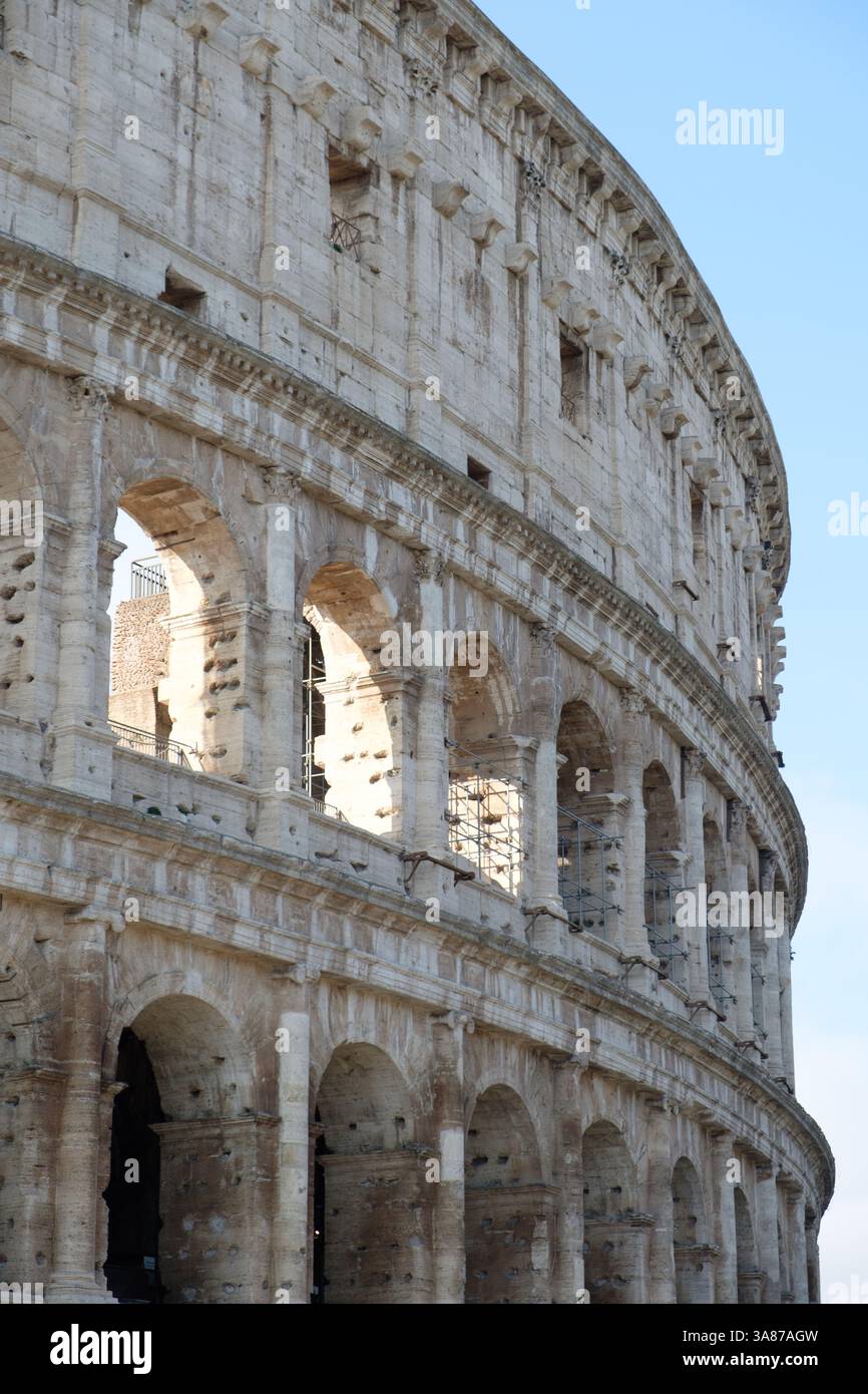 La parete esterna dell'antico Colosseo Romano, un anfiteatro costruito sotto gli imperatori Flavio per spettacoli pubblici come concorsi gladiatori, S. Foto Stock