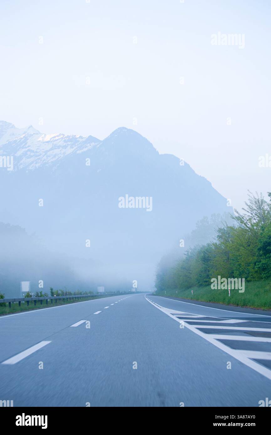 Nebbia pesante, sulla strada dell'alp. Chiarezza parziale Foto Stock