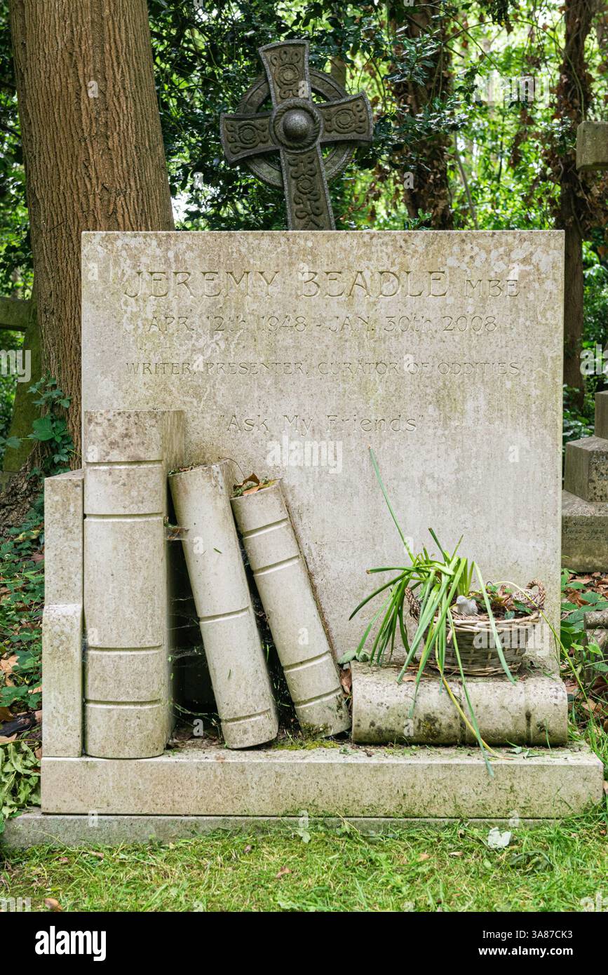 La tomba di Jeremy Beadle, un presentatore televisivo e radiofonico inglese, scrittore e produttore al cimitero di Highgate nel borgo londinese di Camden. Foto Stock