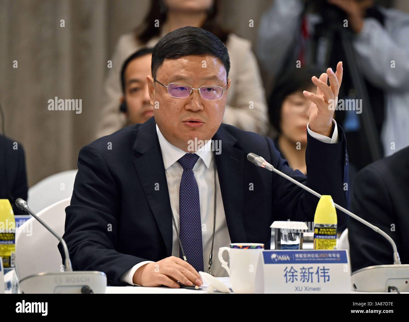 Boao, la provincia cinese di Hainan. 28 marzo 2025. Xu Xinwei, vice presidente di China Export & Credit Insurance Corporation, parla al Financial Roudtable: Transition Finance for a Net-Zero Future durante il Boao Forum for Asia (BFA) Annual Conference 2025 a Boao, nella provincia di Hainan, nel sud della Cina, 28 marzo 2025. Crediti: Guo Cheng/Xinhua/Alamy Live News Foto Stock