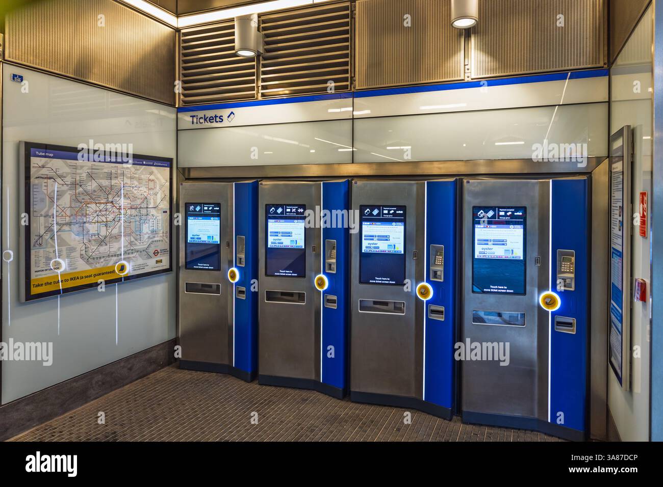 Distributori automatici di biglietti presso la stazione della metropolitana di Londra. Londra, Regno Unito, 10 dicembre 2023 Foto Stock