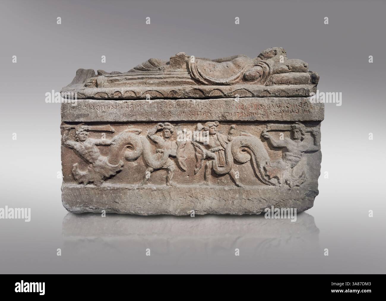 Sarcofago etrusco di Arnth Churcles. La parte superiore raffigura un vecchio sdraiato e i pannelli laterali raffigurano due uomini che combattono i Tritoni. Tufo vulcanico nefro Foto Stock