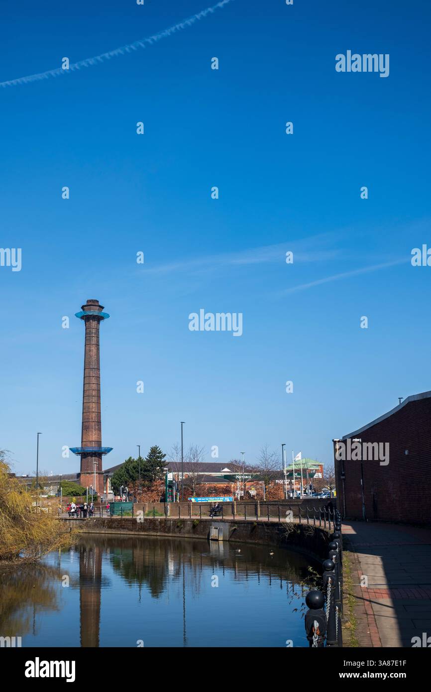 Fiume Foss e camino industriale contro un cielo azzurro limpido, York, Regno Unito Foto Stock