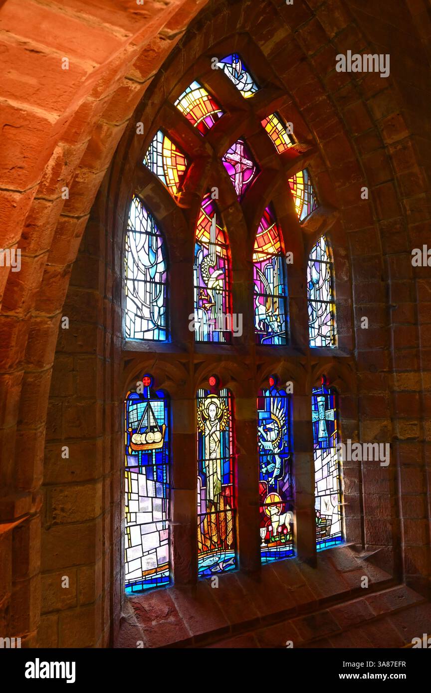 Vetrate colorate della Cattedrale di San Magnus, Kirkwall, Orcadi, Scozia Foto Stock