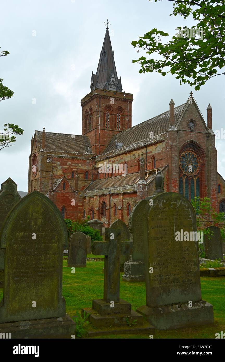 Kirkyard e l'esterno della cattedrale di San Magnus, Kirkwall, Orcadi, Scozia Foto Stock