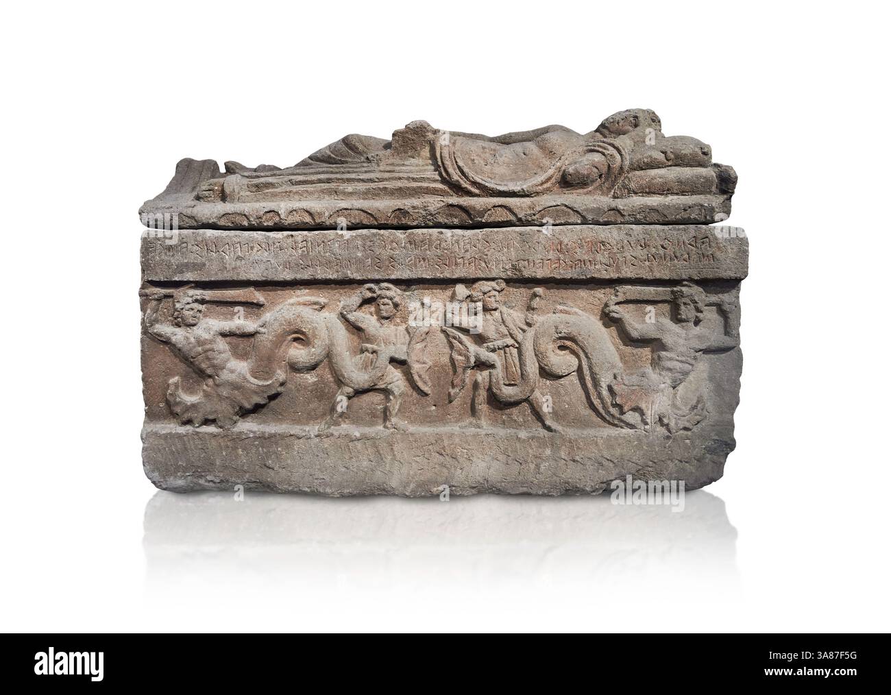 Sarcofago etrusco di Arnth Churcles. La parte superiore raffigura un vecchio sdraiato e i pannelli laterali raffigurano due uomini che combattono i Tritoni. Tufo vulcanico nefro Foto Stock