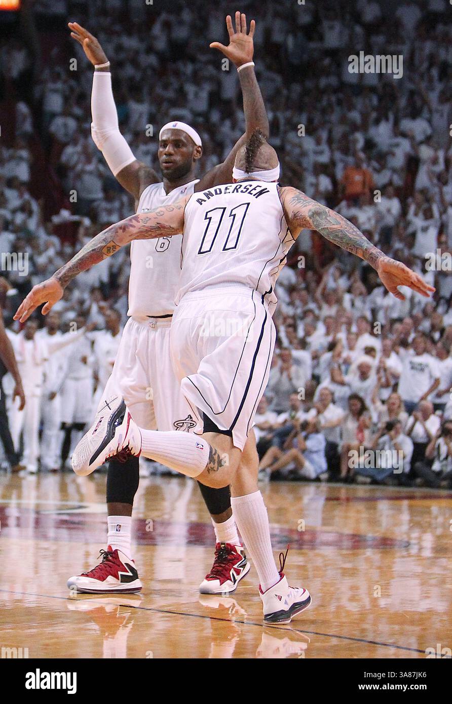 21 aprile 2013 - Miami, FL, USA - Chris Andersen dei Miami Heat durante gara 1 dei playoff contro i Milwaukee Bucks all'AmericanAirlines Arena di Miami, Florida, il 21 aprile 2013. Una dunk Andersen, e le successive celebrazioni per lo sbalzo delle braccia, hanno acceso la folla e contribuito a stabilire il tono per la serie dominata dagli Heat. (Immagine di credito: © David Santiago/MCT/ZUMAPRESS.com) Foto Stock