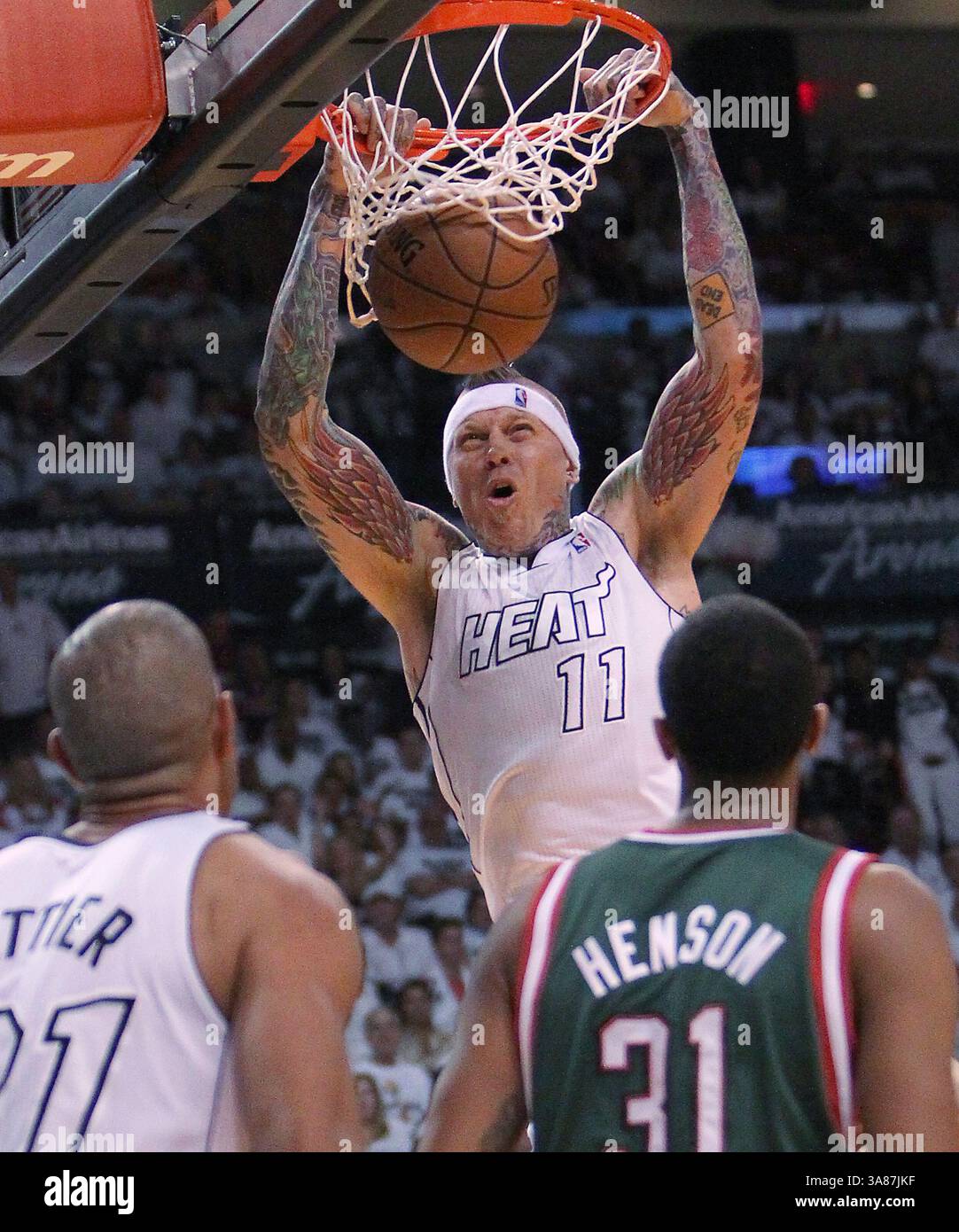 21 aprile 2013 - Miami, FL, USA - Chris Andersen dei Miami Heat durante gara 1 dei playoff contro i Milwaukee Bucks all'AmericanAirlines Arena di Miami, Florida, il 21 aprile 2013. Una dunk Andersen, e le successive celebrazioni per lo sbalzo delle braccia, hanno acceso la folla e contribuito a stabilire il tono per la serie dominata dagli Heat. (Immagine di credito: © David Santiago/MCT/ZUMAPRESS.com) Foto Stock