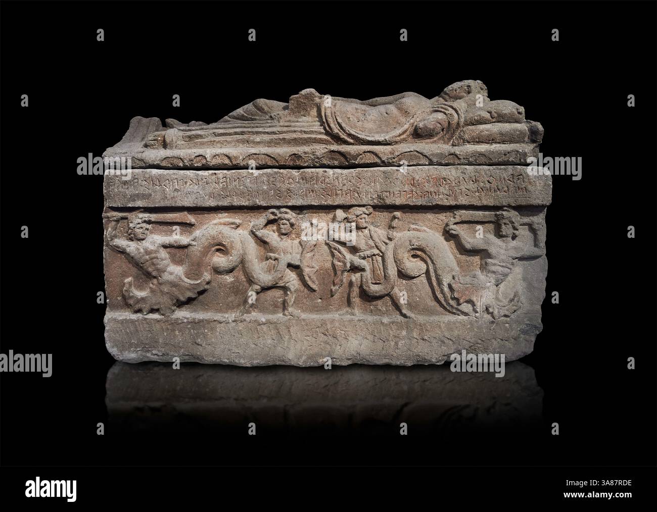 Sarcofago etrusco di Arnth Churcles. La parte superiore raffigura un vecchio sdraiato e i pannelli laterali raffigurano due uomini che combattono i Tritoni. Tufo vulcanico nefro Foto Stock