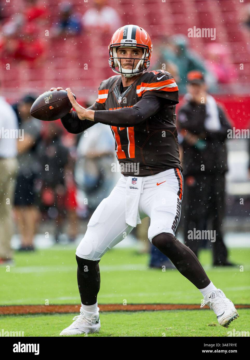 26 agosto 2017 - il quarterback dei Cleveland Browns Brock Osweiler (17) prima della partita tra i Cleveland Browns e i Tampa Bay Buccaneers al Raymond James Stadium di Tampa, Florida. Del Mecum/CSM(immagine di credito: &Copy; del Mecum/CSM tramite filo ZUMA) Foto Stock