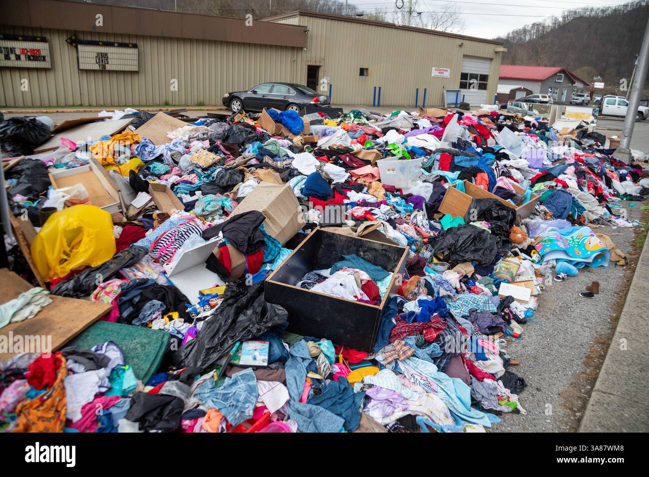 Forest Hills, Kentucky - mucchi di vestiti e altri detriti rovinati a metà febbraio 2025 le inondazioni nel Kentucky orientale non sono ancora state raccolte sei W. Foto Stock Forest Hills, Kentucky - mucchi di vestiti e altri detriti rovinati a metà febbraio 2025 le inondazioni nel Kentucky orientale non sono ancora state raccolte sei W. Foto Stock