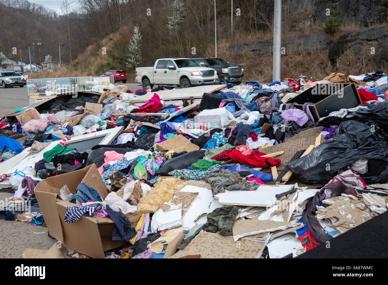 Forest Hills, Kentucky - mucchi di vestiti e altri detriti rovinati a metà febbraio 2025 le inondazioni nel Kentucky orientale non sono ancora state raccolte sei W. Foto Stock Forest Hills, Kentucky - mucchi di vestiti e altri detriti rovinati a metà febbraio 2025 le inondazioni nel Kentucky orientale non sono ancora state raccolte sei W. Foto Stock