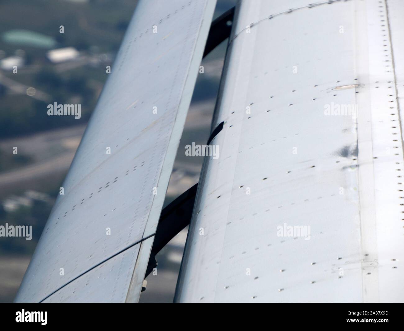 l'aeroplano frontale sbatte sulle ali con la detonazione a distanza ravvicinata Foto Stock