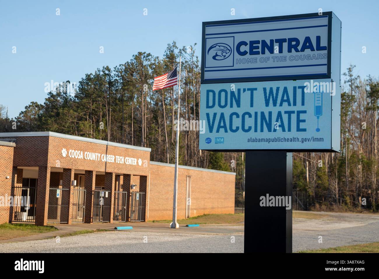 Rockford, Alabama - Un cartello fuori dal Coosa County Career Tech Center sollecita le vaccinazioni. Il Tech Center è una scuola pubblica situata in una regione centrale dell'Alabama rur Foto Stock