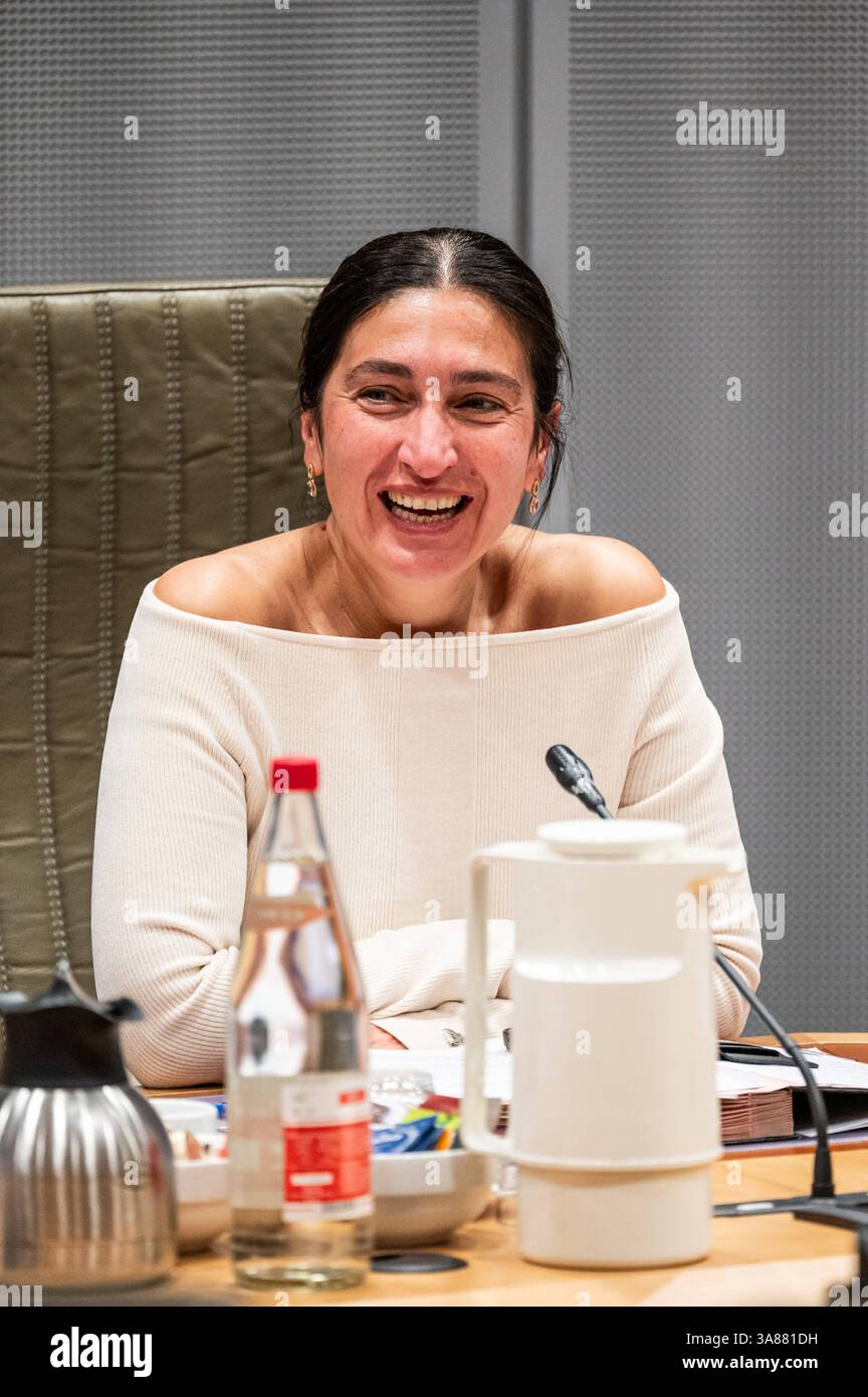 Al Parlamento fiammingo commissione istruzione Onderwijs. Sono state poste domande sulla fuga di cervelli dai professori americani, sul turnover del personale e sulla carenza di lerarentekort. Bruxelles, Belgio. 27 MARZO 2025 Foto Stock