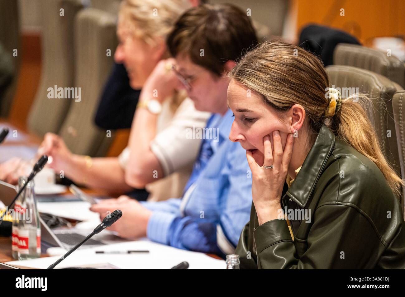 Gianna Werbrouck Vooruit alla commissione del Parlamento fiammingo per l'istruzione Onderwijs. Sono state poste domande sulla fuga di cervelli dai professori americani, sul turnover del personale e sulla carenza di lerarentekort. Bruxelles, Belgio. 27 MARZO 2025 Foto Stock