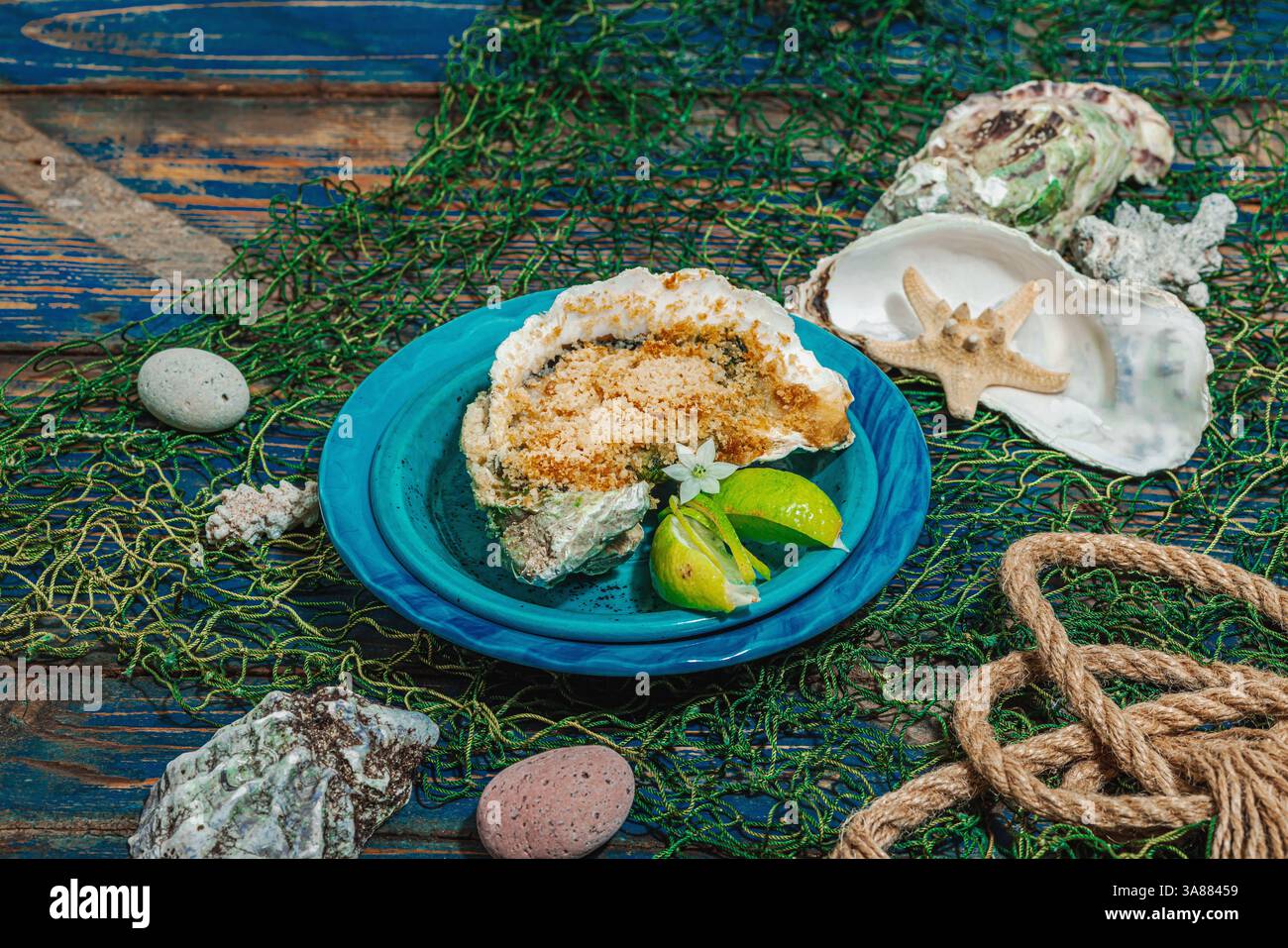 Ostriche da buongustai al forno con erbe e formaggio. Elegante piatto a base di pesce, delizia culinaria costiera, cucina sana ispirata all'oceano. Vecchie tavole di legno, marine Foto Stock