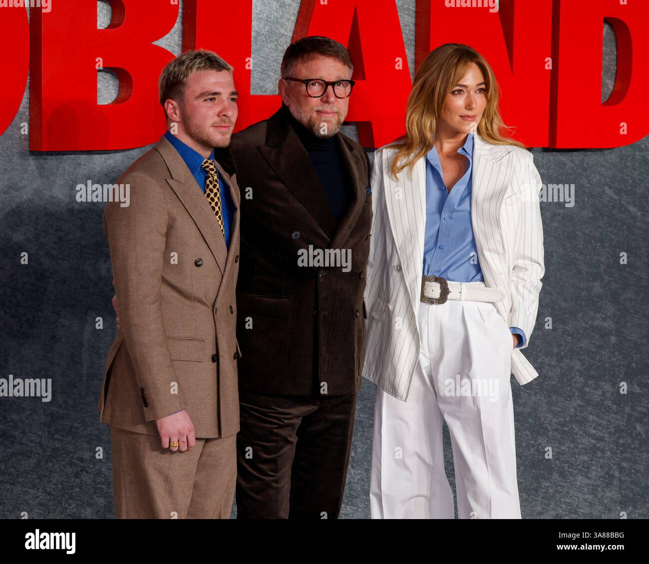 Londra, Regno Unito. 27 marzo 2025. Rocco Ritchie, Guy Ritchie e Jacqui Ainsley partecipano alla MobLand Global Premiere all'Odeon Luxe di Leicester Square, Londra. Credito: SOPA Images Limited/Alamy Live News Foto Stock