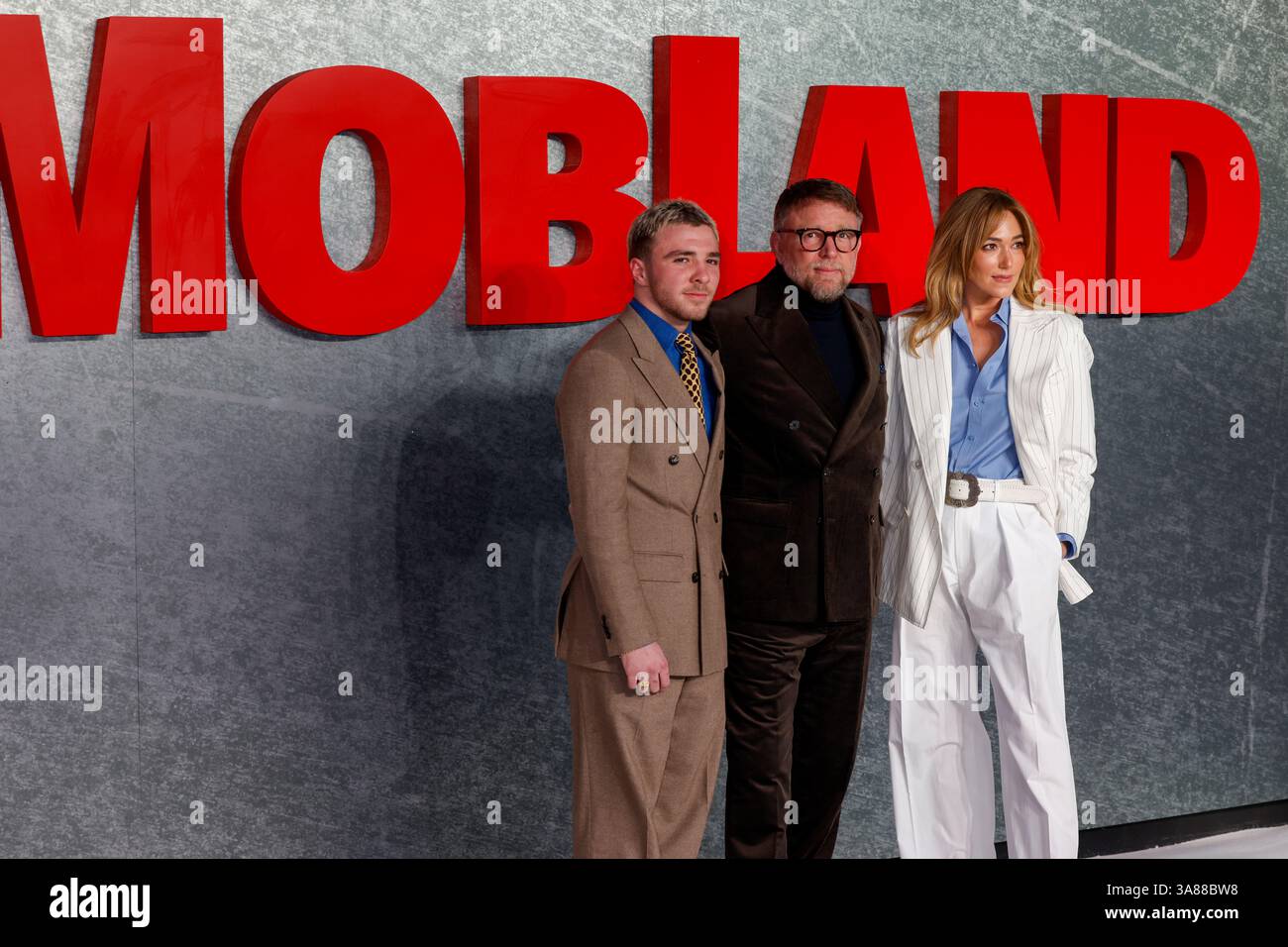 Londra, Regno Unito. 27 marzo 2025. Rocco Ritchie, Guy Ritchie e Jacqui Ainsley partecipano alla MobLand Global Premiere all'Odeon Luxe di Leicester Square, Londra. Credito: SOPA Images Limited/Alamy Live News Foto Stock