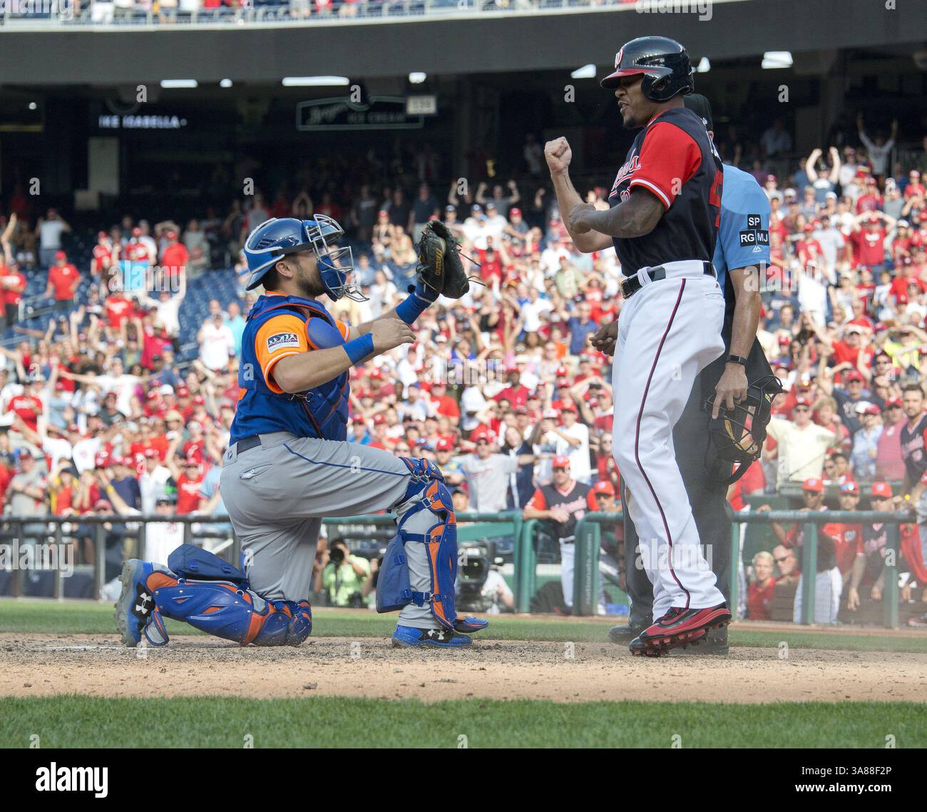 27 agosto 2017 - Washington, District of Columbia, Stati Uniti d'America - il ricevitore dei New York Mets Travis d'Arnaud (18) mostra l'umpire home plate Andy Fletcher (49), parzialmente oscurato dal pinch runner dei Washington Nationals Edwin Jackson (40) che tenne al ballo mentre Fletcher chiama Jackson per terminare la prima partita di un doppio colpo contro i Washington Nationals al Nationals Park di Washington, D.C. domenica 27 agosto 2017. I Mets hanno vinto la partita 6 - 5..credito: Ron Sachs / CNP. (Immagine di credito: © Ron Sachs/CNP tramite filo ZUMA) Foto Stock