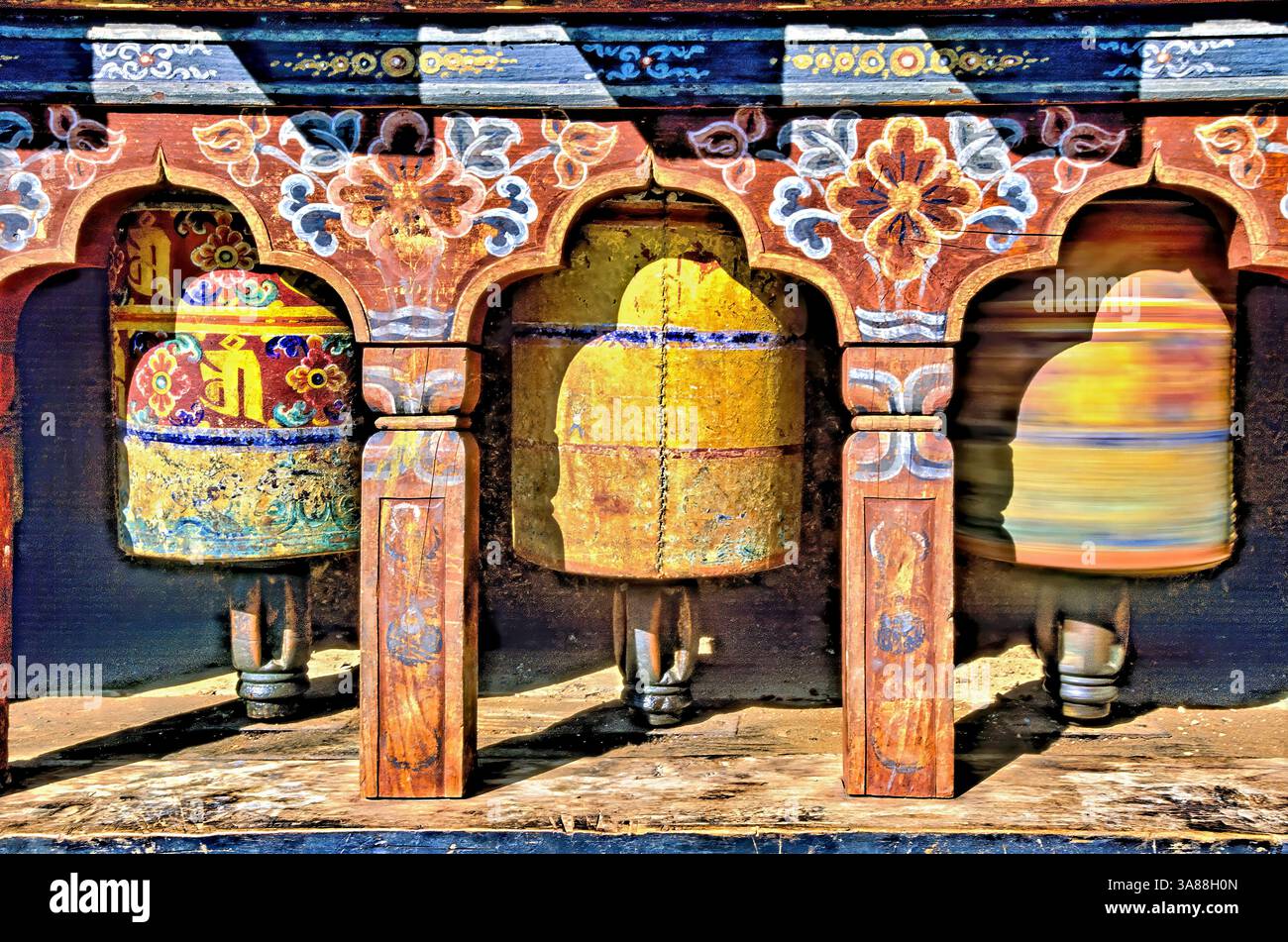 Bhutan. Monastero di Trongsa. Ruote rotanti di preghiera Foto Stock