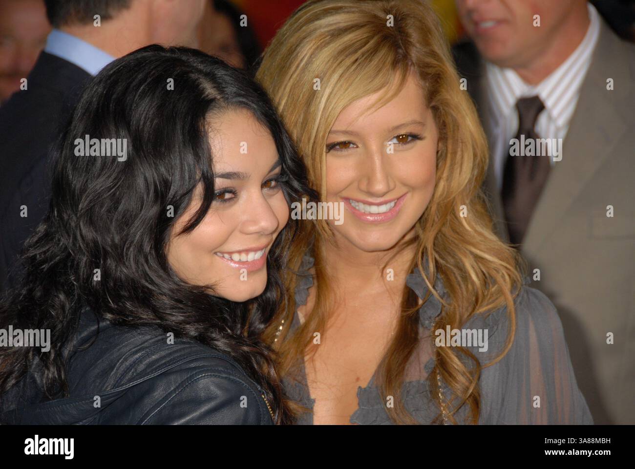 19 novembre 2007 - Hollywood, CALIFORNIA, Stati Uniti - 19 novembre 2007 - Hollywood, California - Vanessa Anne Hudgens e Ashley Tisdale. "High School Musical 2" Los Angeles DVD Premiere all'El Capitan Theatre. Foto: Byron Purvis/AdMedia (immagine di credito: © Byron Purvis/AdMedia via ZUMA Wire) Foto Stock
