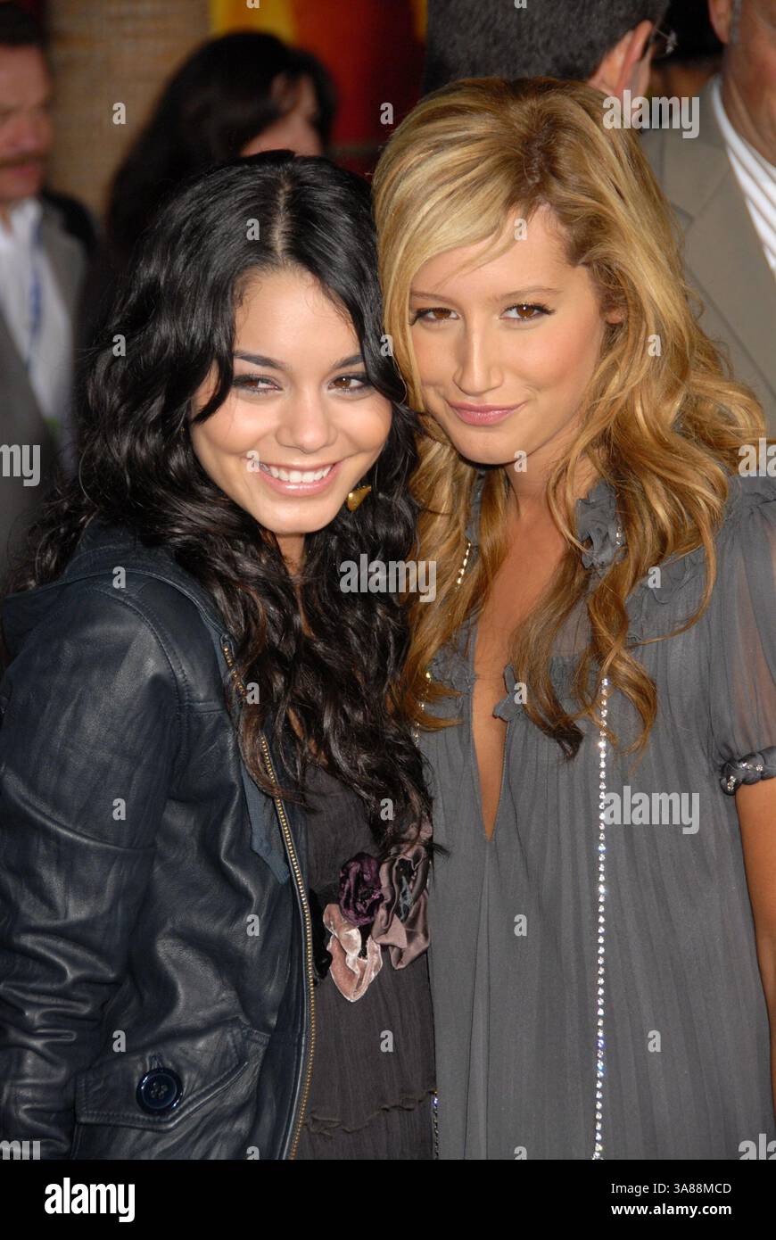 19 novembre 2007 - Hollywood, CALIFORNIA, Stati Uniti - 19 novembre 2007 - Hollywood, California - Vanessa Anne Hudgens e Ashley Tisdale. "High School Musical 2" Los Angeles DVD Premiere all'El Capitan Theatre. Foto: Byron Purvis/AdMedia (immagine di credito: © Byron Purvis/AdMedia via ZUMA Wire) Foto Stock