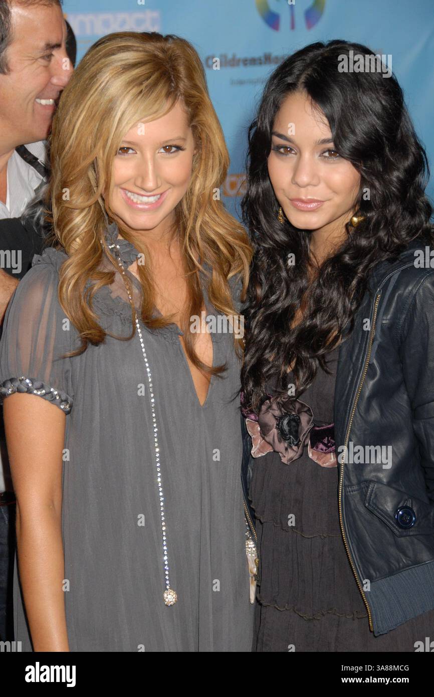 19 novembre 2007 - Hollywood, CALIFORNIA, Stati Uniti - 19 novembre 2007 - Hollywood, California - Ashley Tisdale e Vanessa Anne Hudgens. "High School Musical 2" Los Angeles DVD Premiere all'El Capitan Theatre. Foto: Byron Purvis/AdMedia (immagine di credito: © Byron Purvis/AdMedia via ZUMA Wire) Foto Stock
