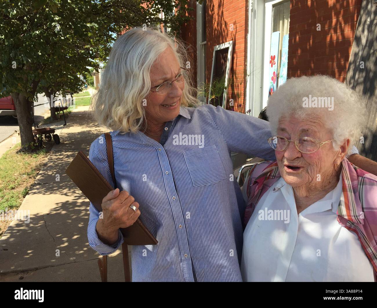 22 agosto 2017 - USA - Sonie Morie di Dallas, Texas, saluta Bonnie Brown sulle strade di protezione mentre Brown raccoglie informazioni per la sua rubrica. (Immagine di credito: © Beccy Tanner/TNS tramite filo ZUMA) Foto Stock