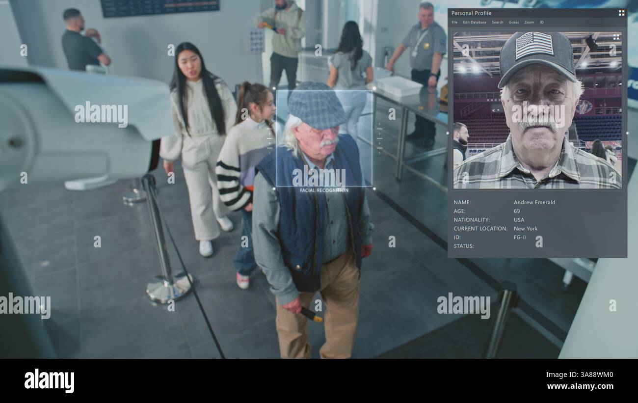 Controllo di sicurezza aeroportuale: Telecamera di sorveglianza con tecnologia di scansione ai Big Data. Coda di persone diverse che passano il riconoscimento facciale biometrico al controllo di frontiera dei passaporti per il volo d'imbarco. Foto Stock